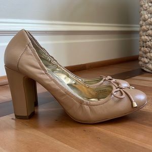 Tahari tan leather pumps